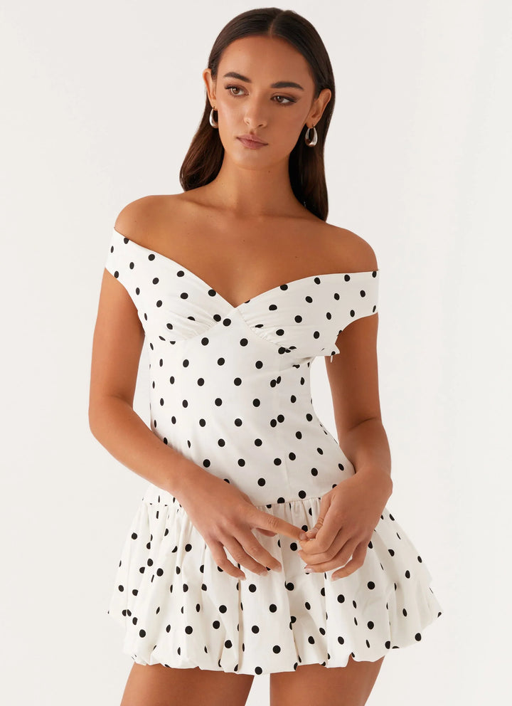 Minigonna a pois con spalle scoperte e peplo