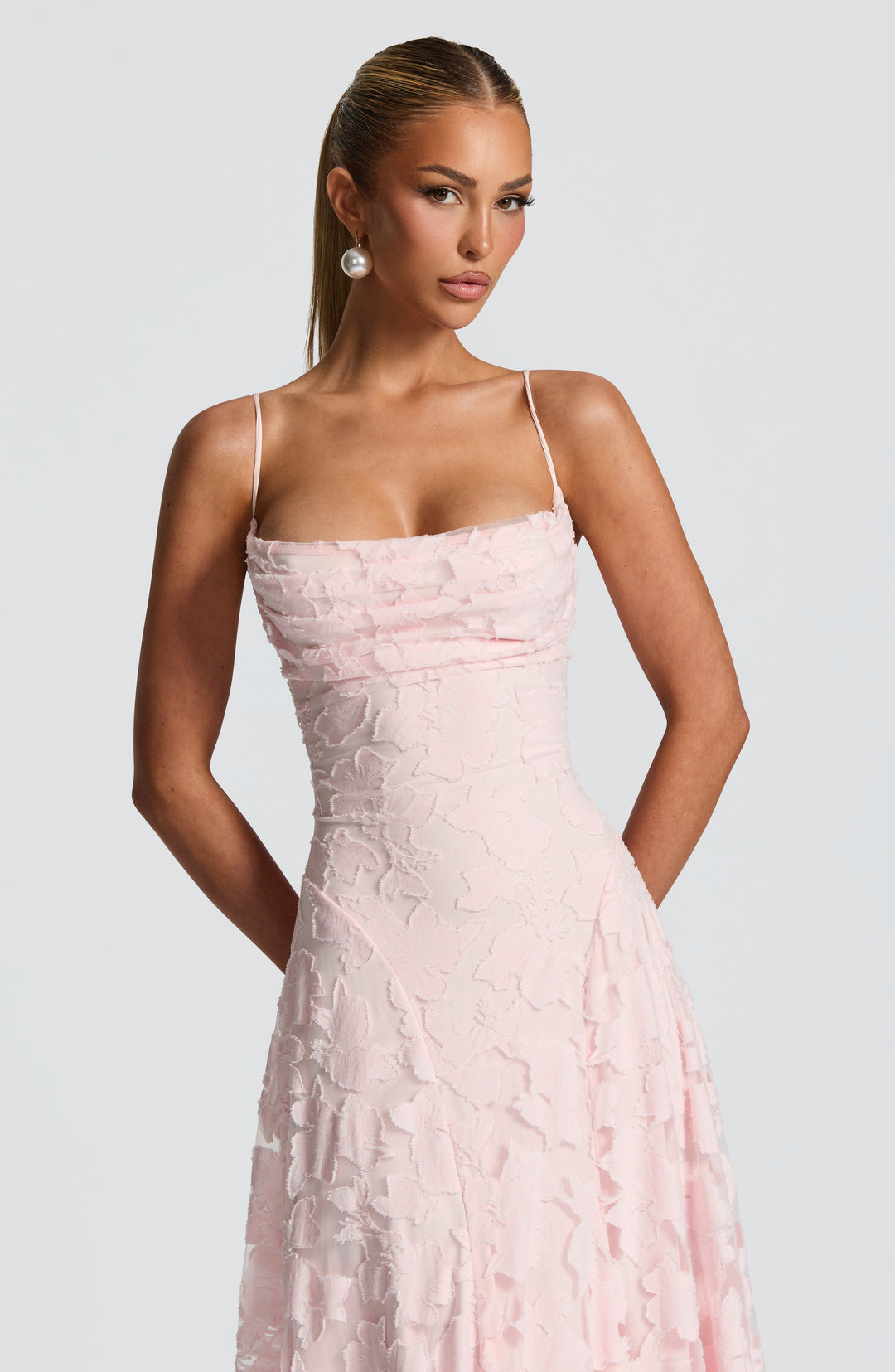 Abito Maxi con Bretelle Sottili e Tessuto Floreale