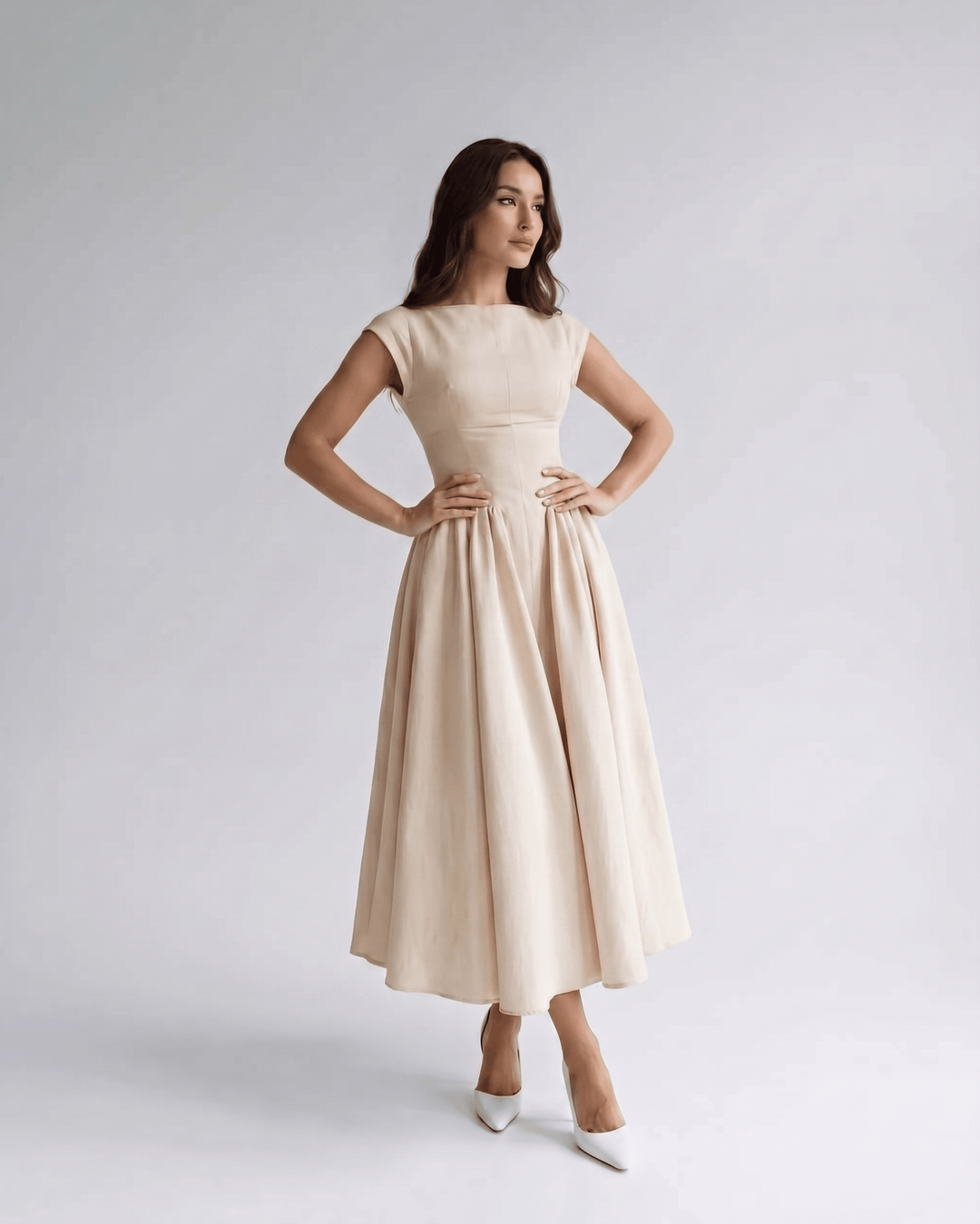 Abito Midi A-Line con Scollatura Tonda e Maniche a Cappuccio